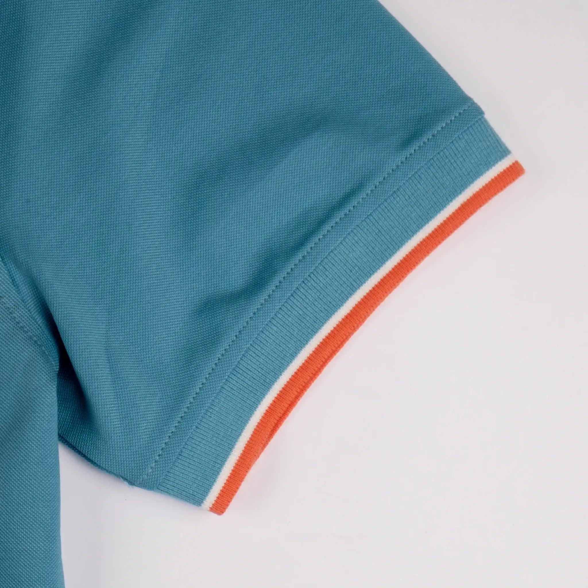 Polo homme bleu turquoise au col rayé contrasté BACK to LEGEND (zoom bord de manche)