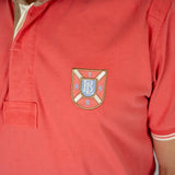 Polo homme rose en jersey peau de pêche BACK to LEGEND (zoom badge poitrine)