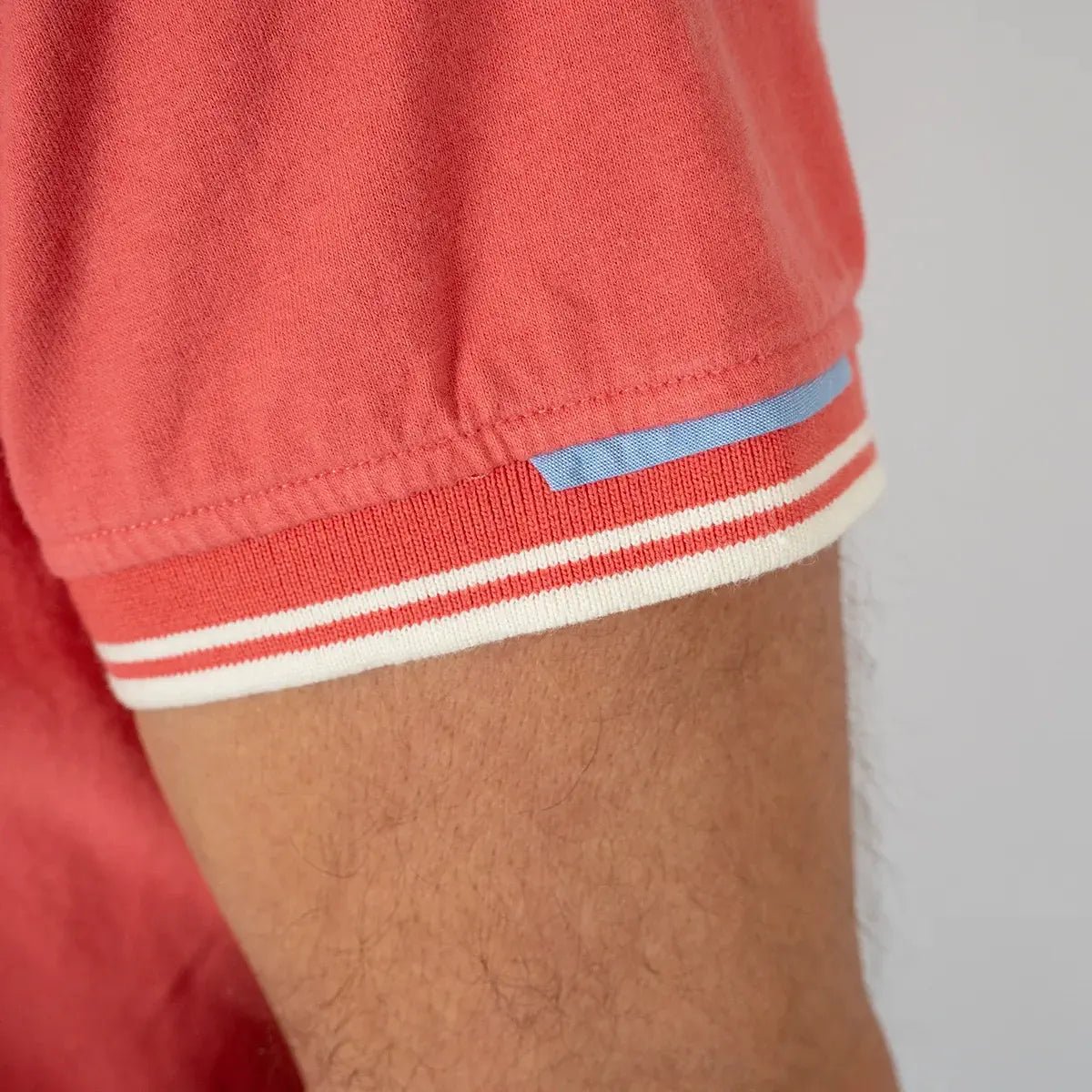 Polo homme rose en jersey peau de pêche BACK to LEGEND (zoom bord de manche)
