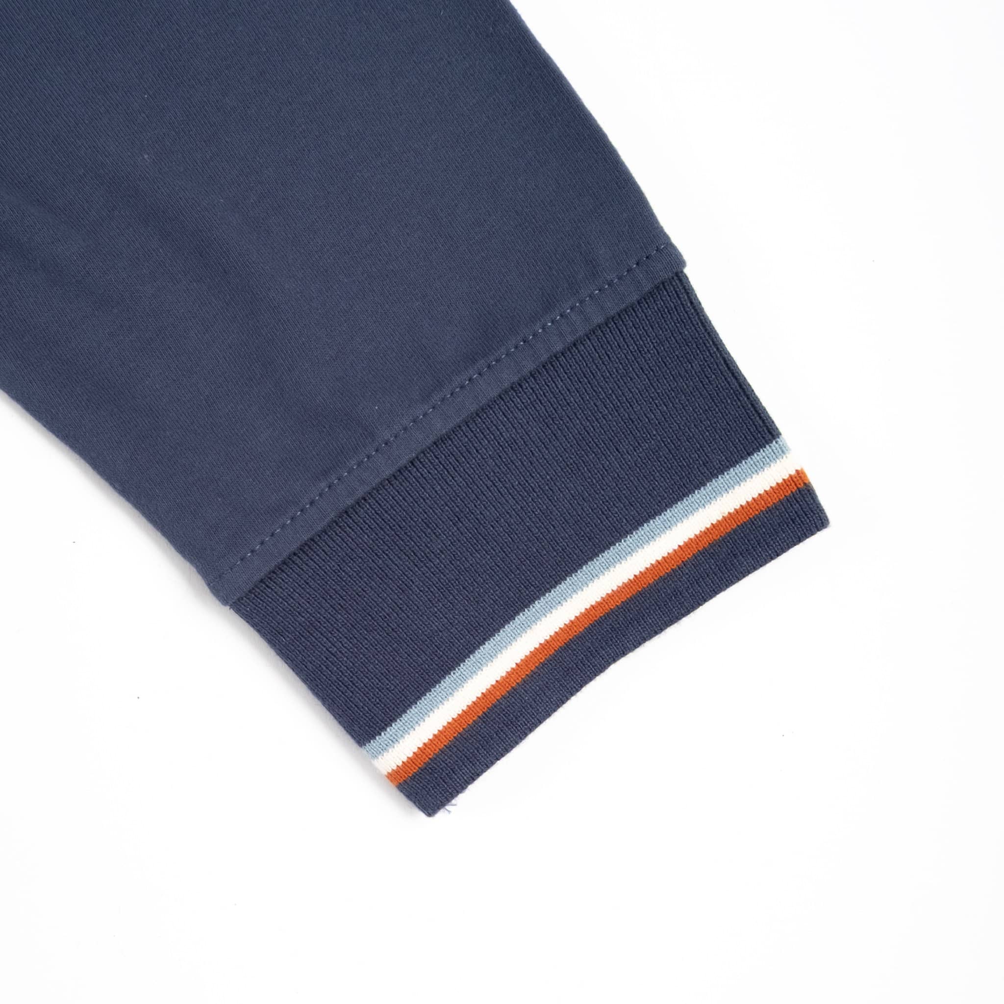 Polo homme BACK TO LEGEND à manches longues bleu et coudières ton sur ton (zoom bord de manche)