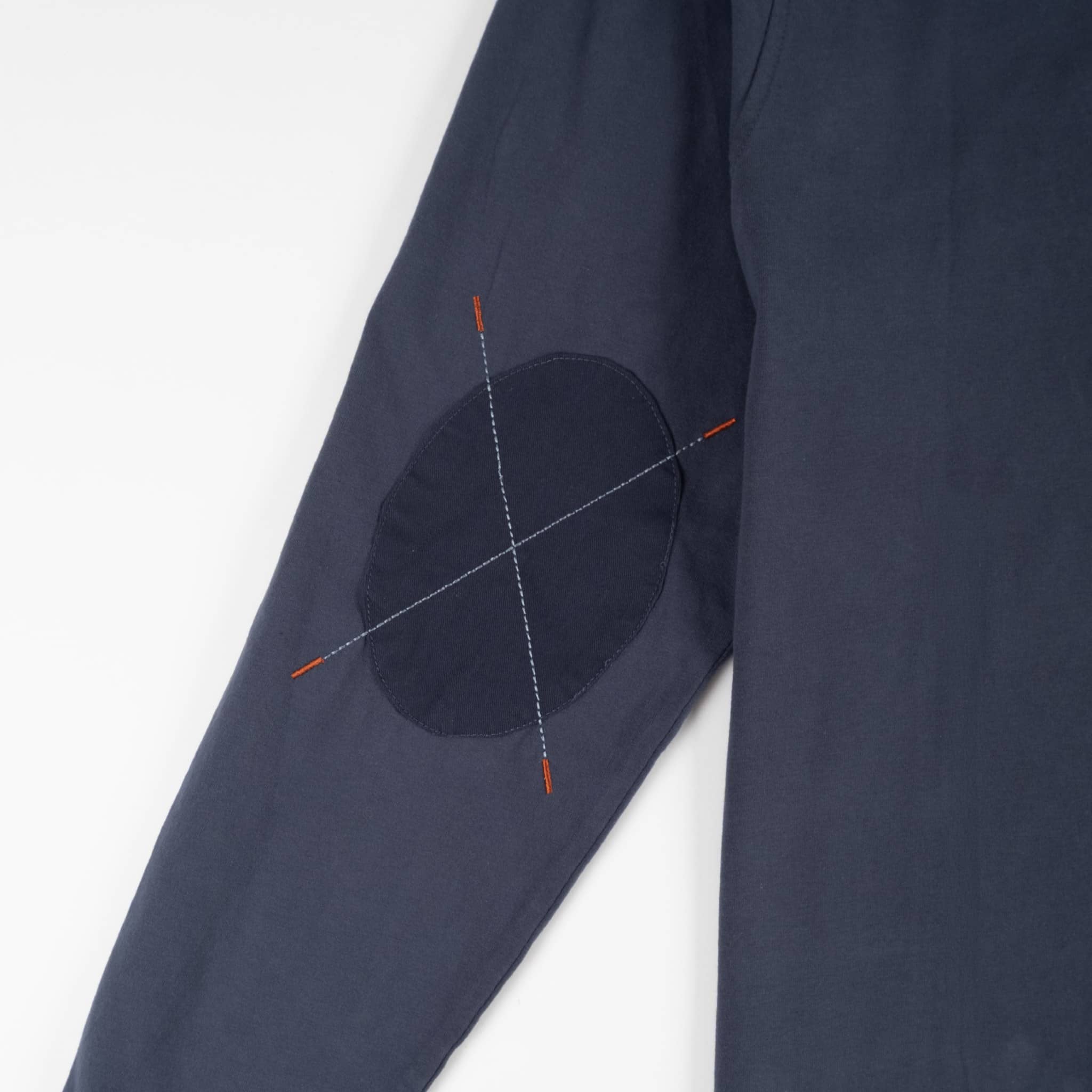Polo homme BACK TO LEGEND à manches longues bleu et coudières ton sur ton (zoom coudière surpiquée)