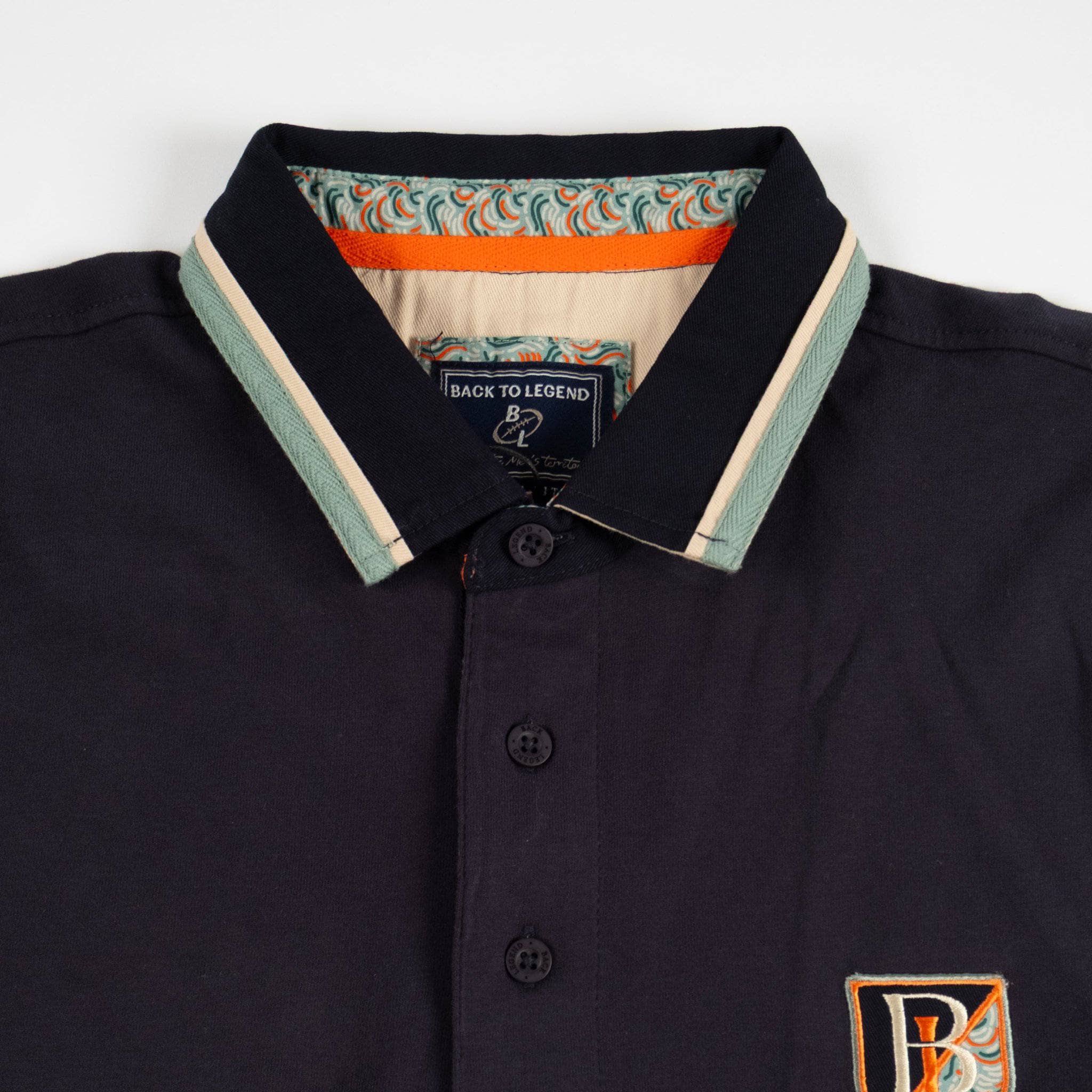 Polo homme BACK TO LEGEND à manches longues homme bleu marine toucher peau de pêche (zoom poitrine et col)