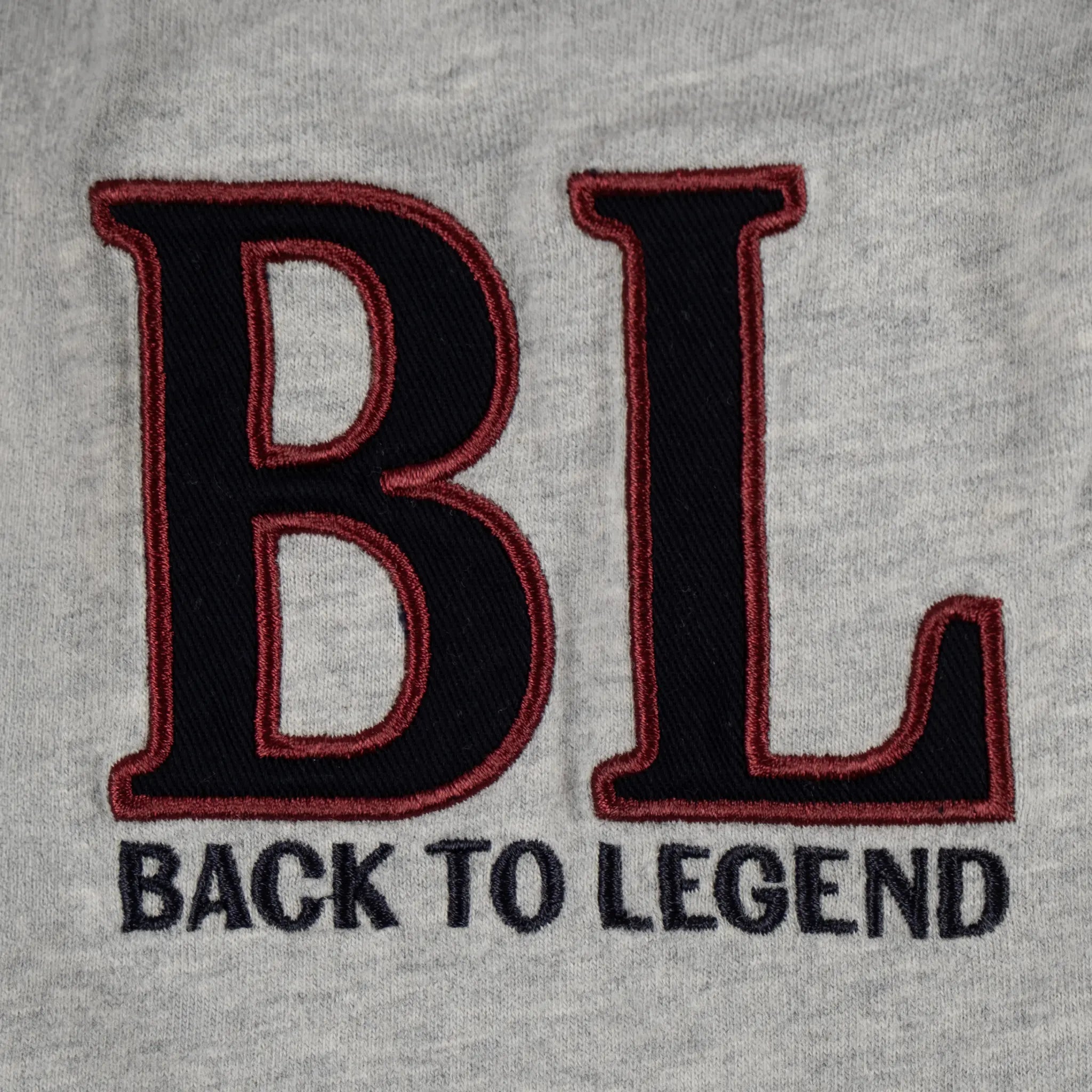 Polo gris chiné toucher peau de pêche pour homme BACK TO LEGEND (zoom broderie BL)