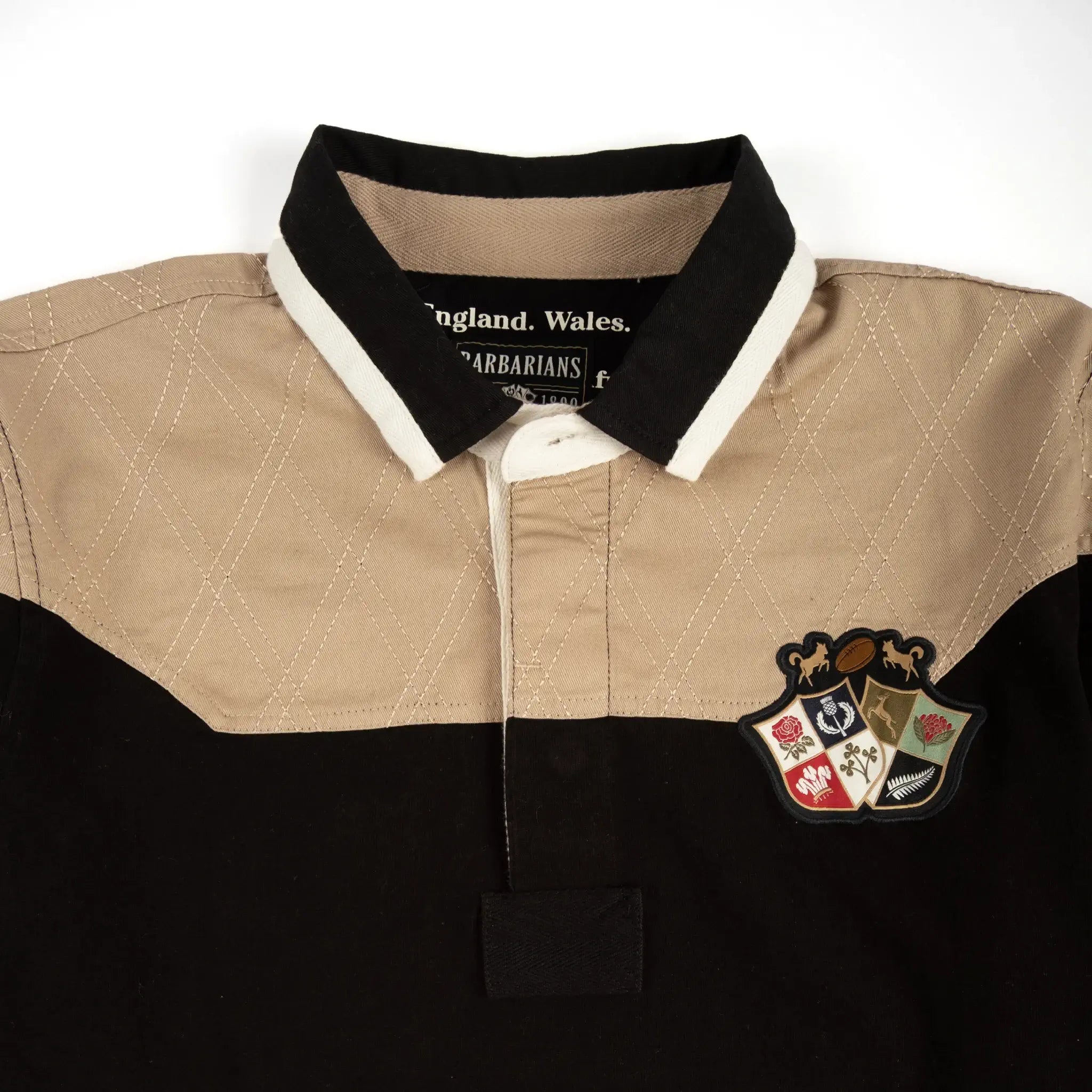 Polo scapulaire beige et noir Barbarians à manches longues (zoom poitrine et col)