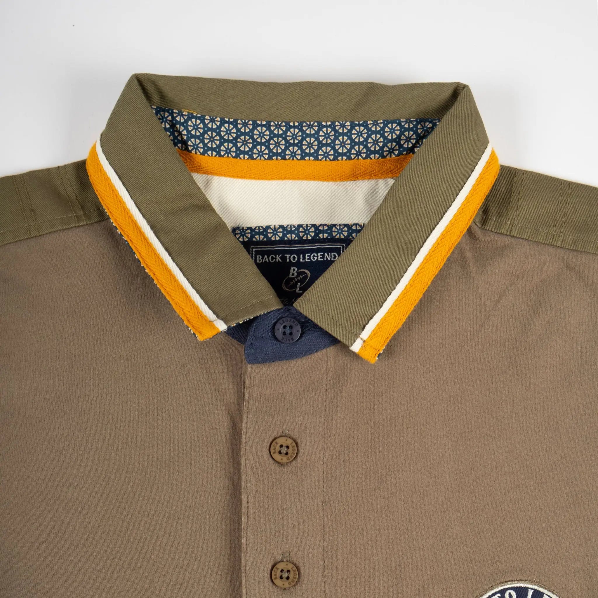 Polo homme BACK TO LEGEND à manches longues vert amande toucher peau de pêche (zoom poitrine et col)
