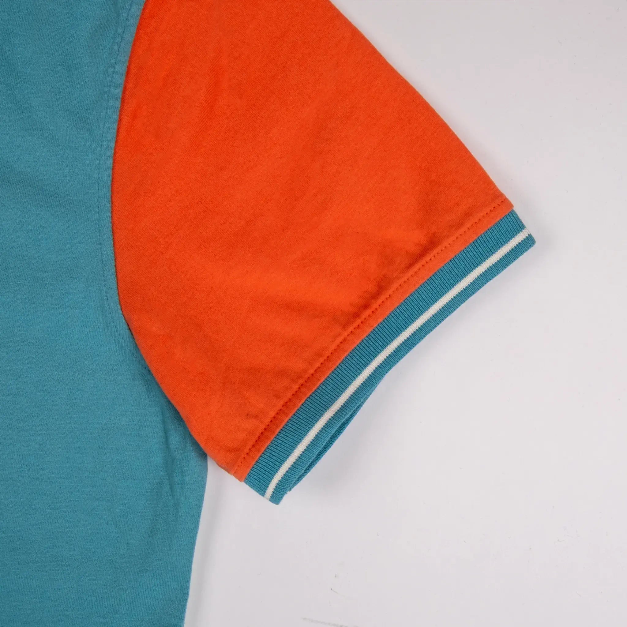 Polo multicolore n°9 toucher peau de pêche BACK TO LEGEND (zoom bord de manche)