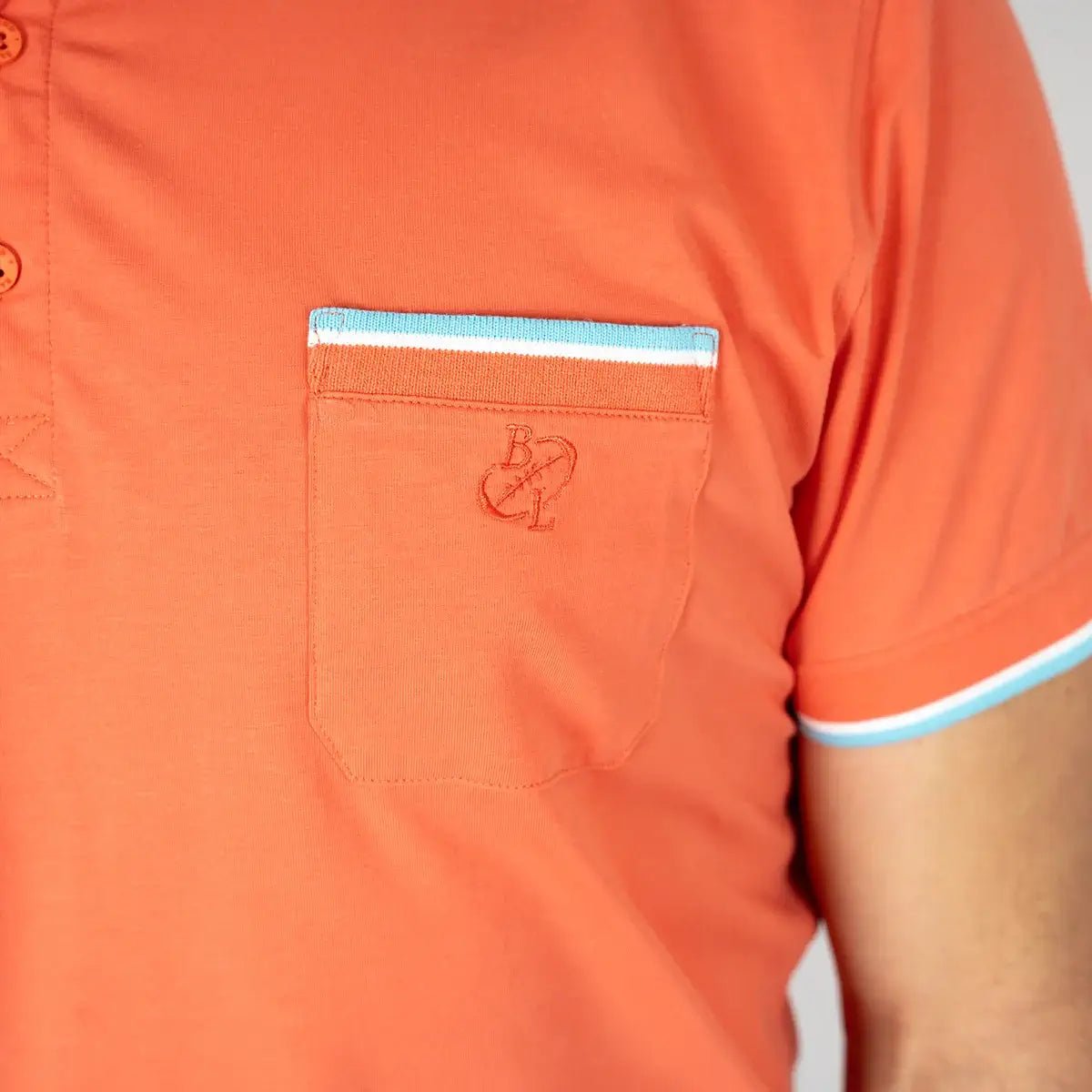 Polo homme orange col rayé et poche poitrine BACK to LEGEND (zoom poche)