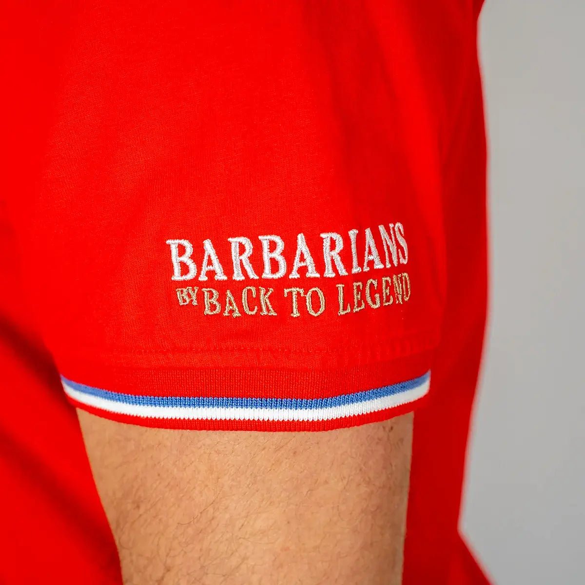 Polo rouge Barbarians n°10 BACK to LEGEND (zoom manche droite)