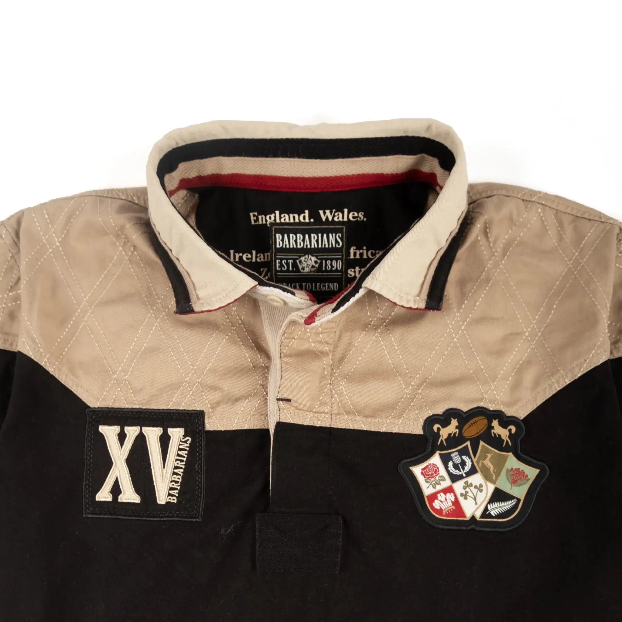 Polo scapulaire noir et beige du XV Barbarians (zoom poitrine et col)