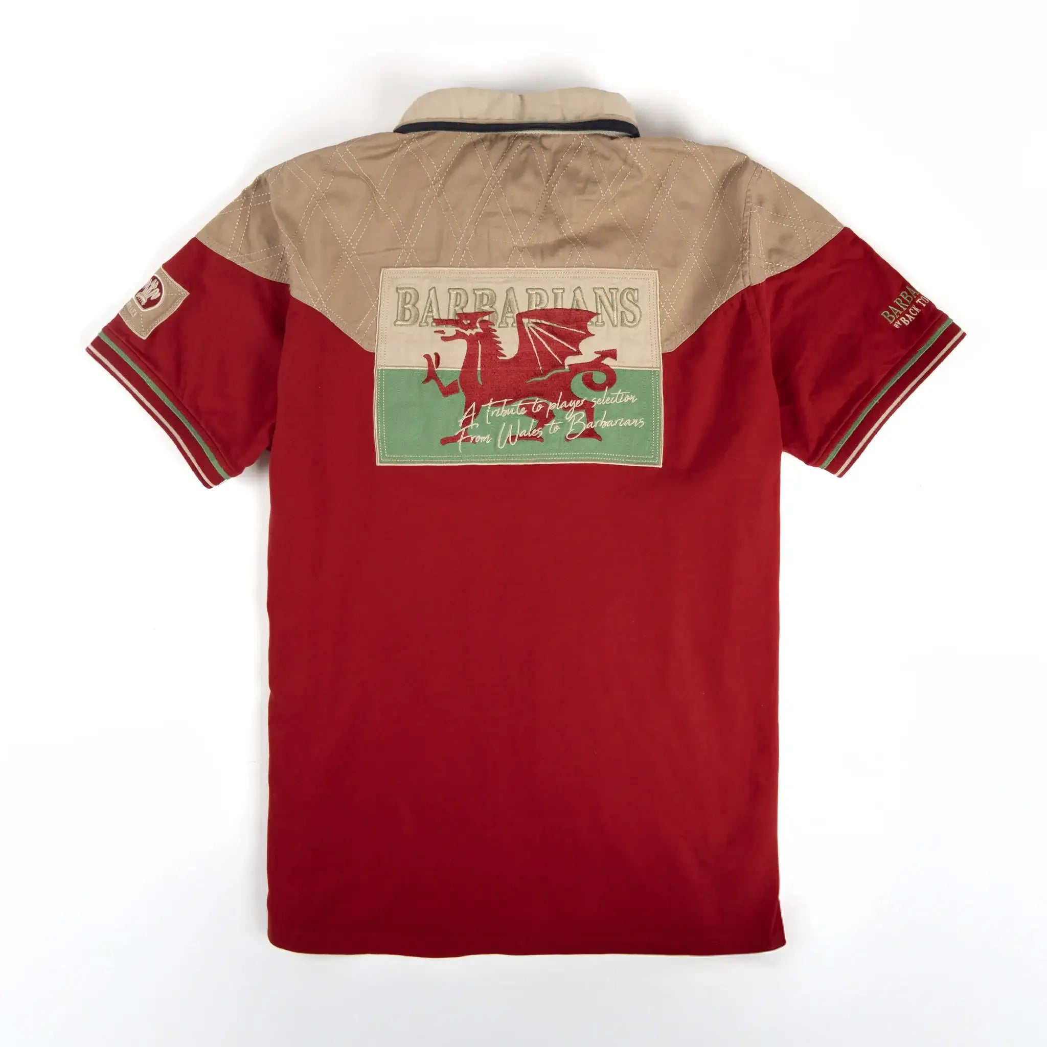 Polo scapulaire rouge et beige du XV Barbarians (vêtement de dos)