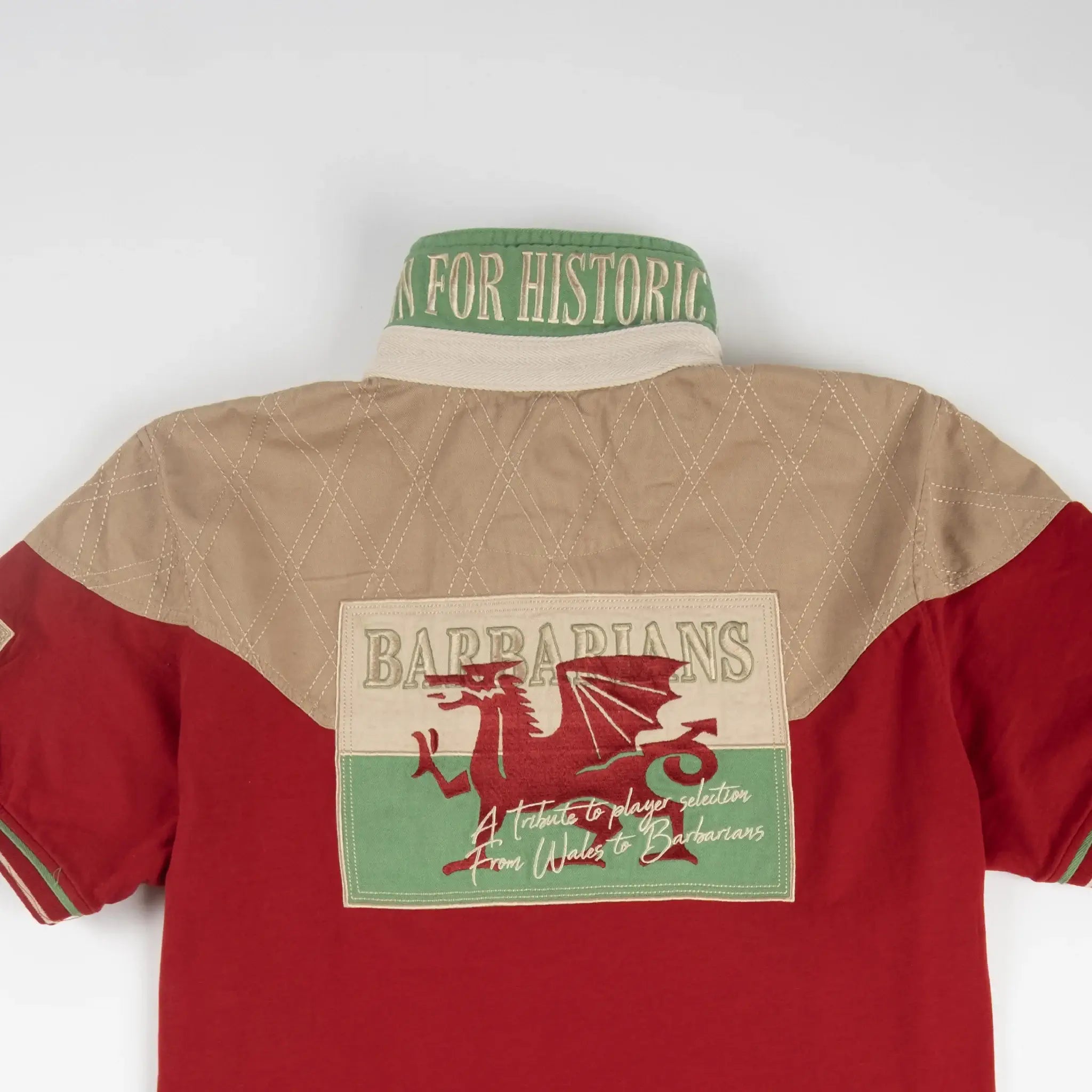 Polo scapulaire rouge et beige du XV Barbarians (zoom épaules et dos)
