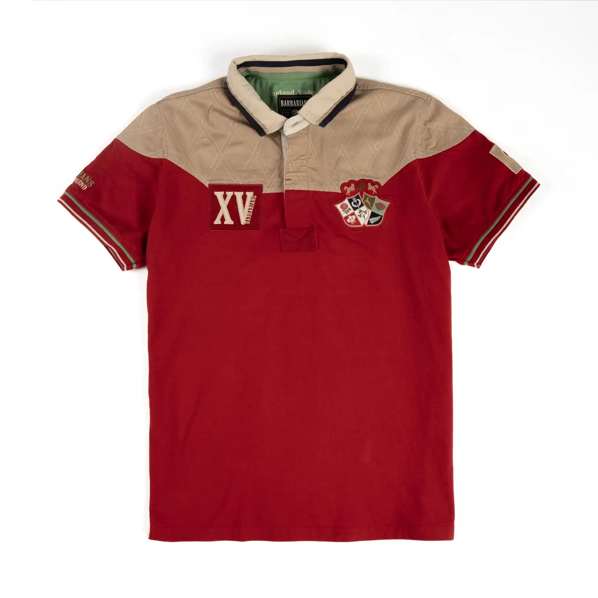 Polo scapulaire rouge et beige du XV Barbarians (vêtement de face)