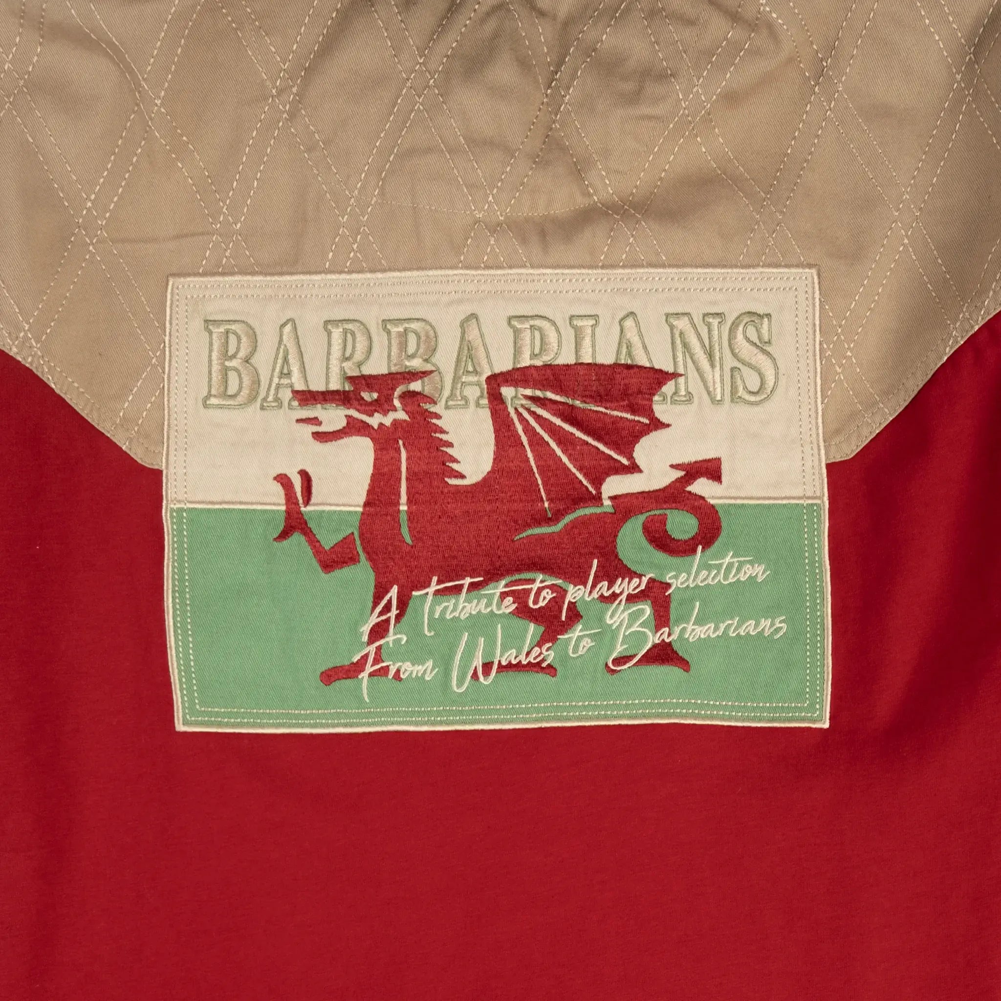 Polo scapulaire rouge et beige du XV Barbarians (zoom patch dorsal)