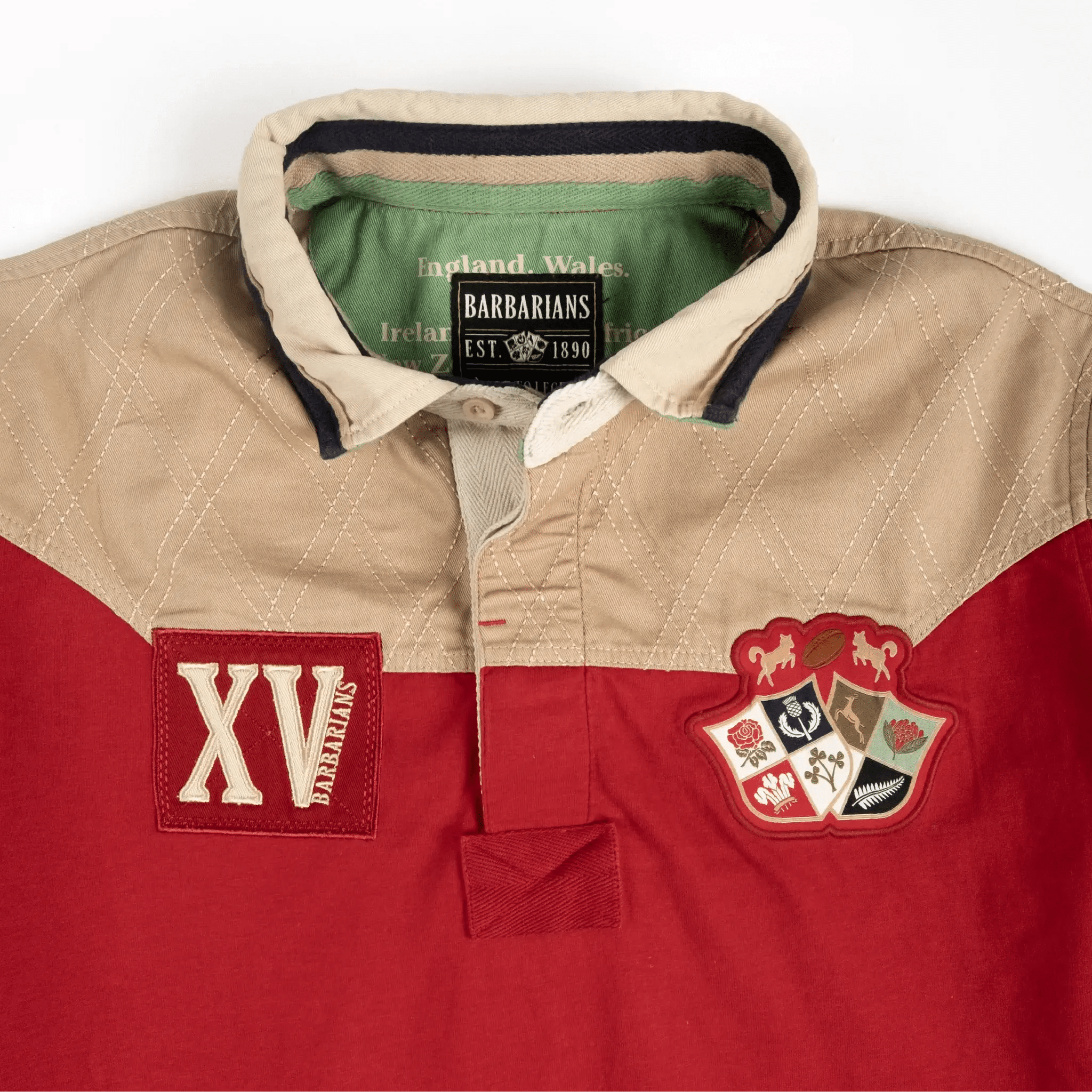 Polo scapulaire rouge et beige du XV Barbarians (zoom poitrine et col)
