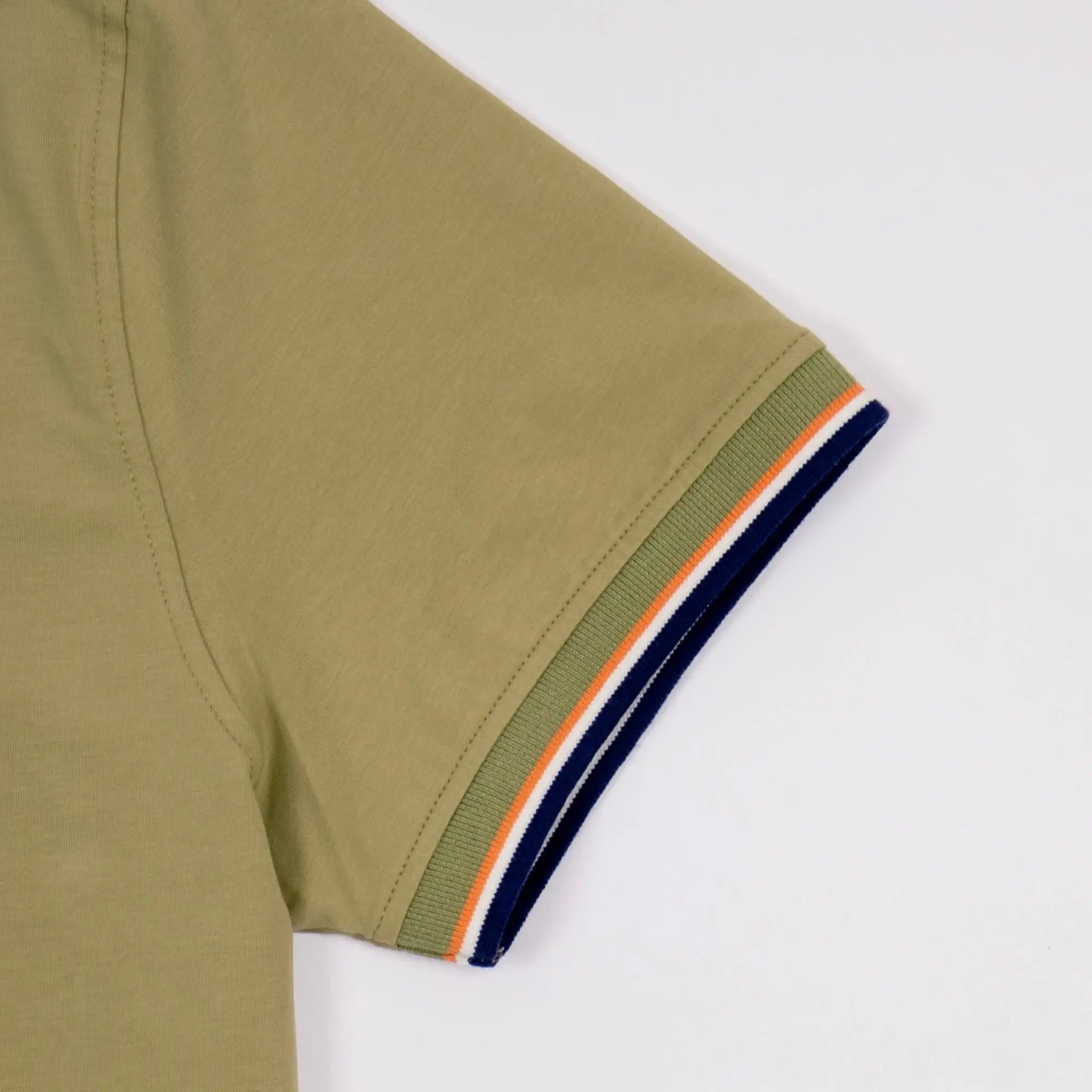 Polo homme vert à col rayé contrasté et coupe ajustée BACK TO LEGEND (zoom sur le bord de manche)