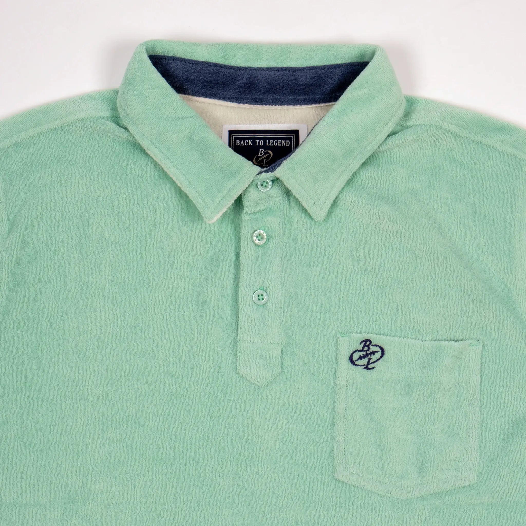 Polo vert cactus en tissu éponge pour homme BACK to LEGEND (zoom poche poitrine et col)