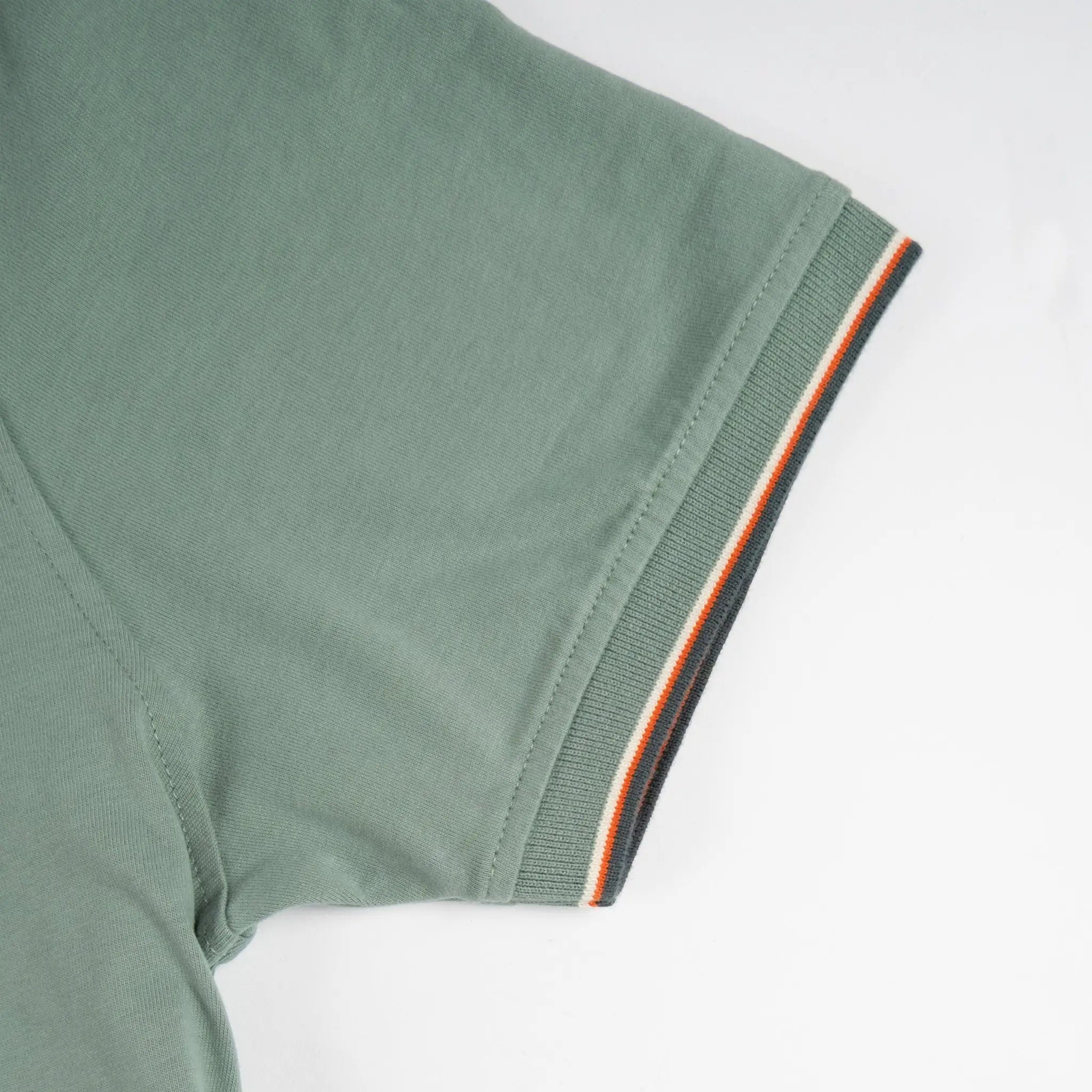Polo homme BACK TO LEGEND vert écume toucher peau de pêche (zoom bord de manche rayé)