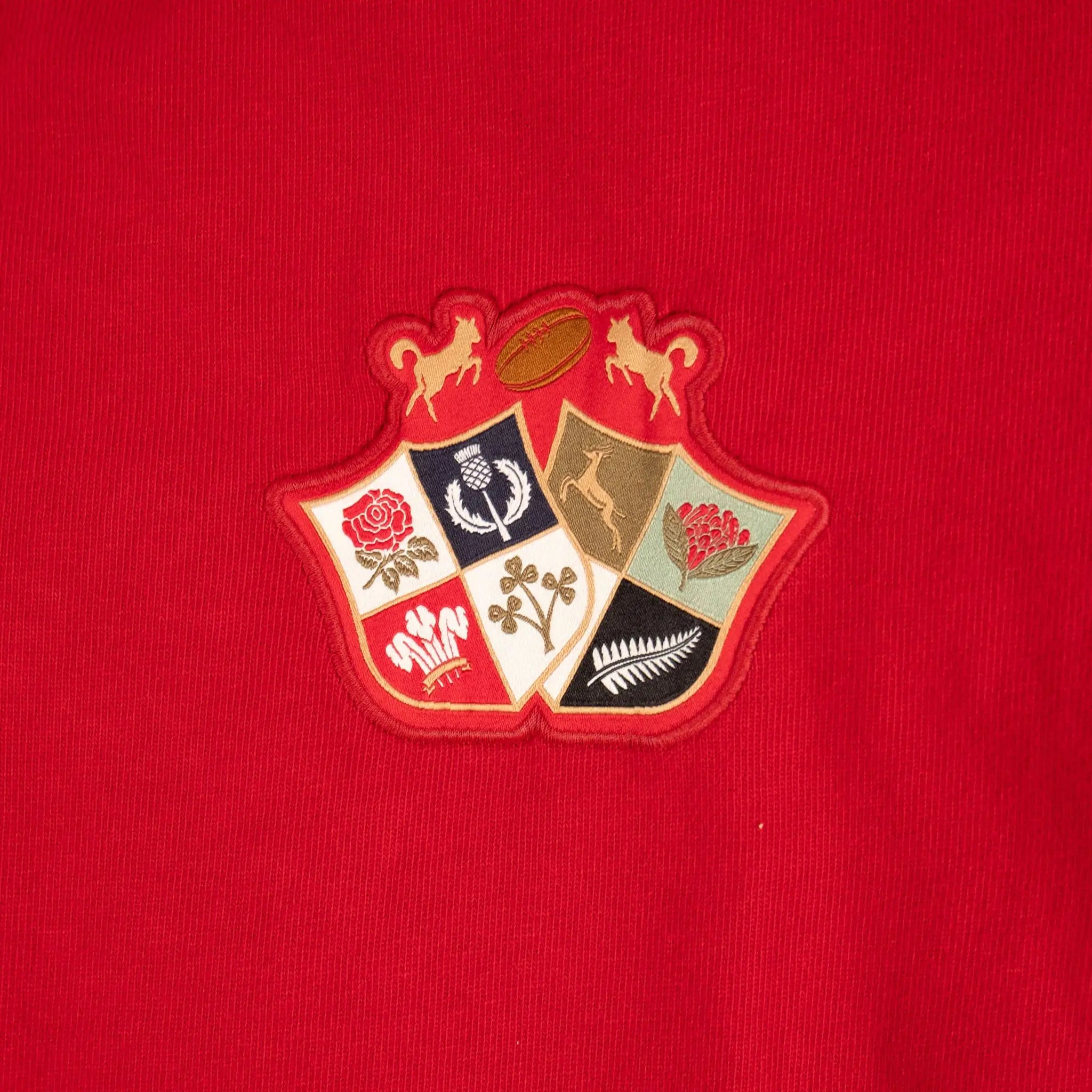 Polo XV Barbarians rouge toucher peau de pêche BACK TO LEGEND (zoom écusson)