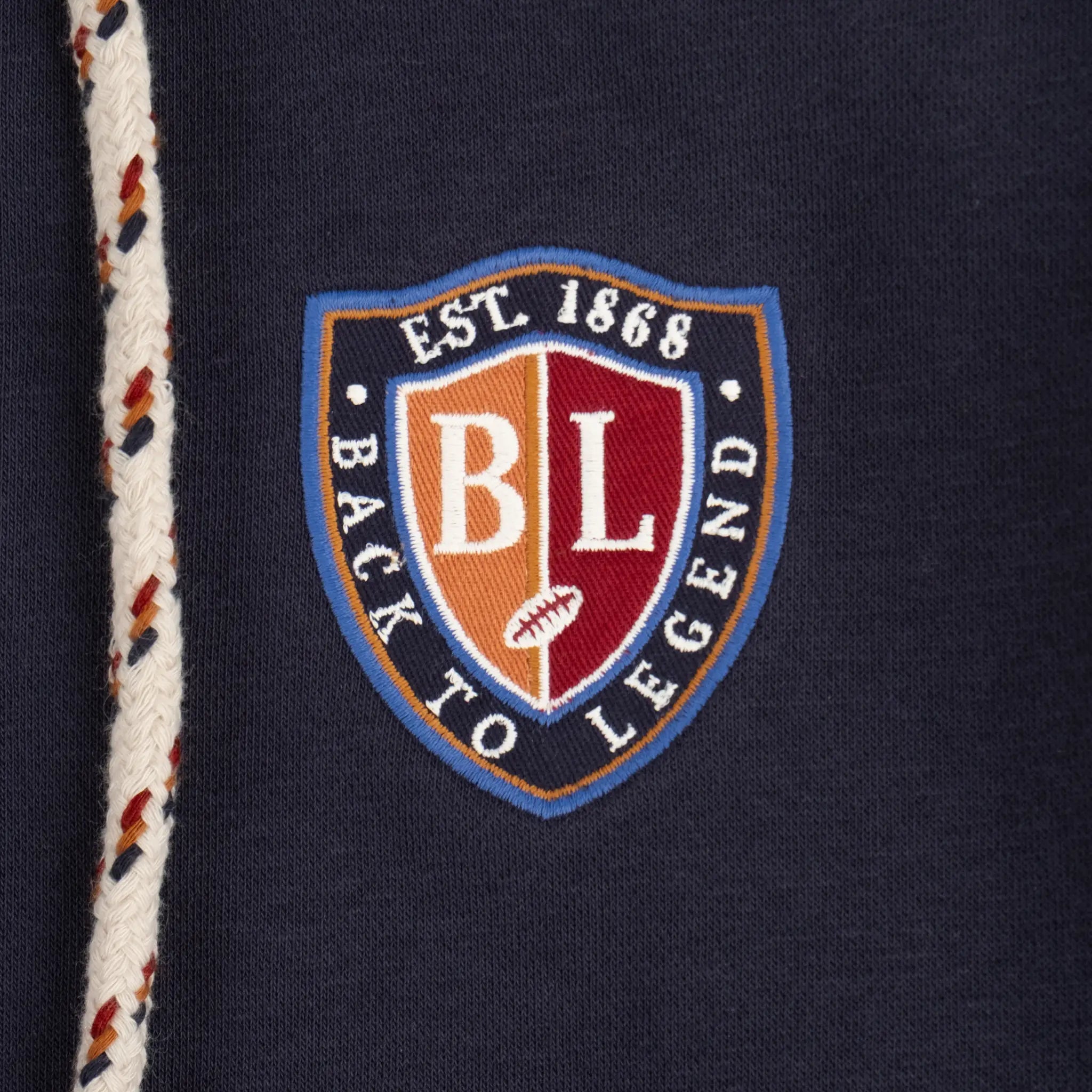 Sweat à capuche bleu marine full zip pour homme BACK TO LEGEND (zoom patch brodé sur la poitrine)
