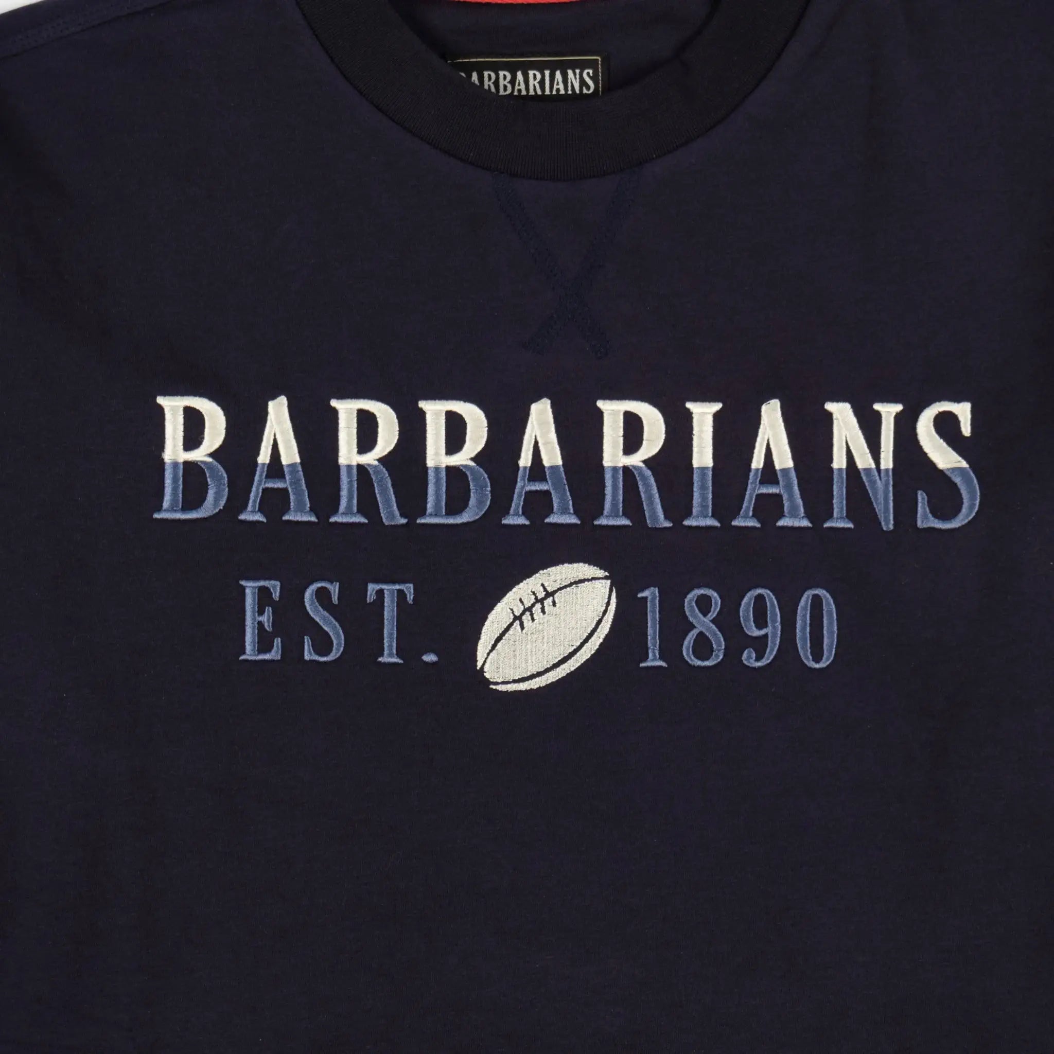 Sweat Barbarians bleu marine col rond BACK TO LEGEND (zoom broderie poitrine)