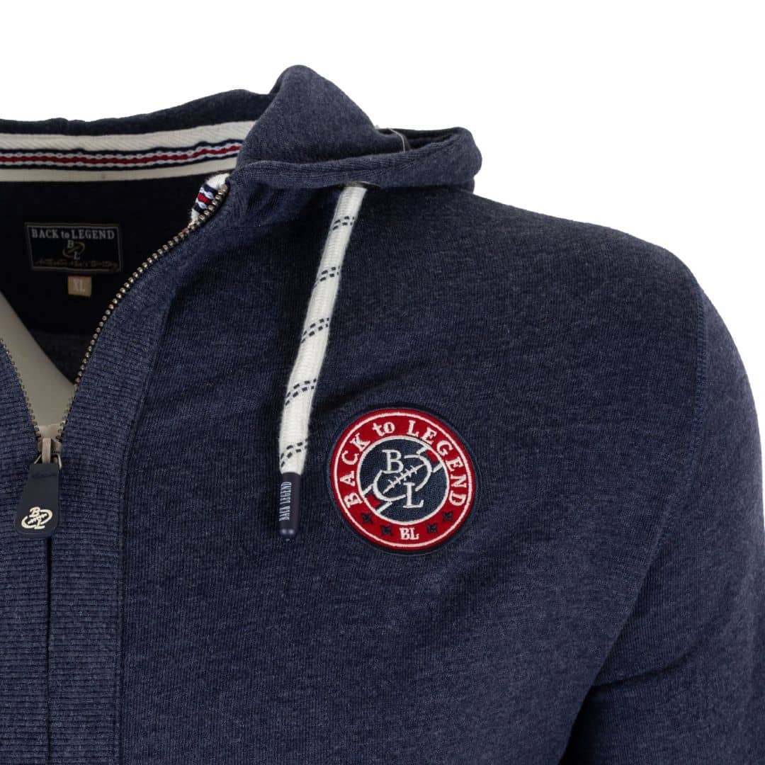 Sweat à capuche zippé bleu marine (zoom écusson)