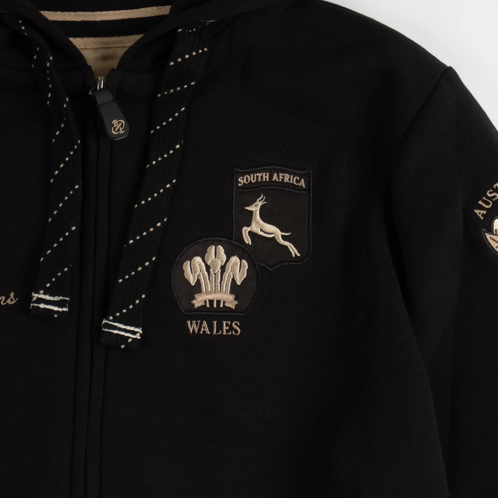 Sweat zippé noir à capuche Barbarians multi-nation BACK TO LEGEND (zoom écusson nations du rugby)
