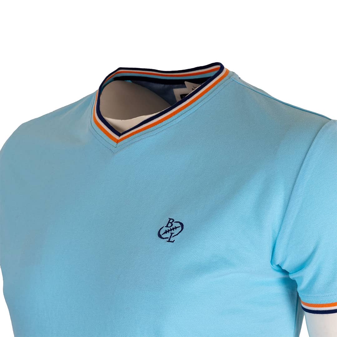 T-shirt Homme turquoise col V (zoom poitrine et col)