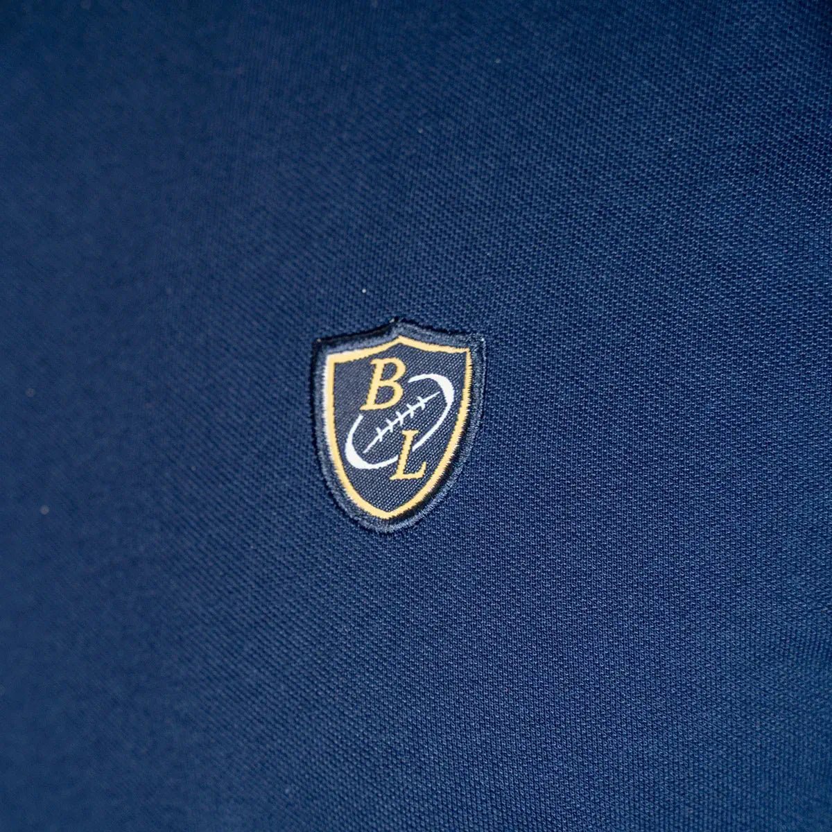 T-shirt bleu marine col V pour homme BACK to LEGEND (zoom blason brodé)