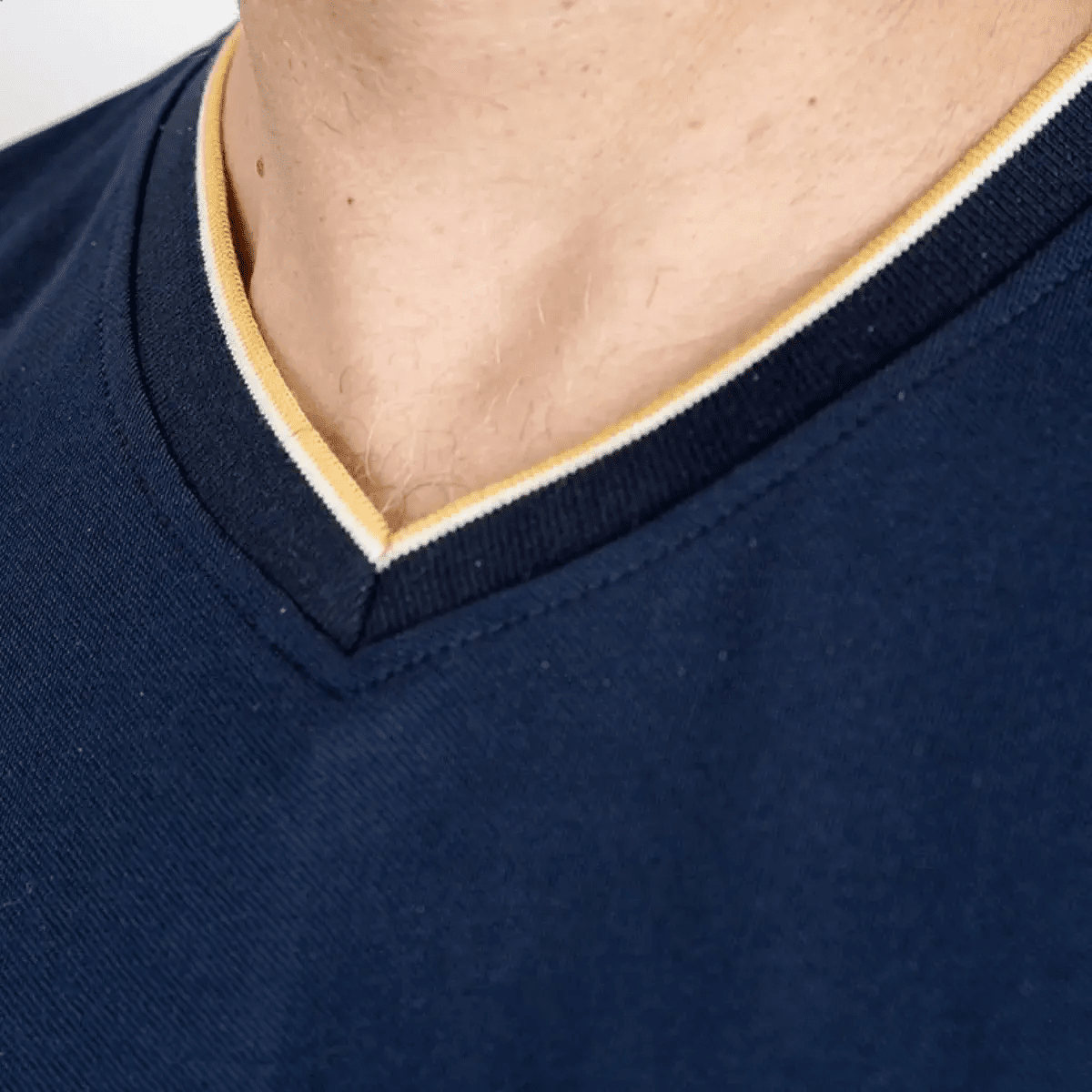 T-shirt bleu marine col V pour homme BACK to LEGEND (zoom col)