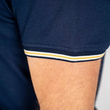 T-shirt bleu marine col V pour homme BACK to LEGEND (zoom bord de manche)