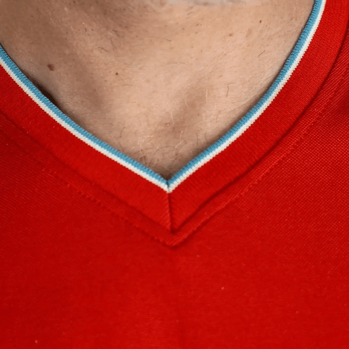 T-shirt orange col V pour homme BACK to LEGEND (zoom col)
