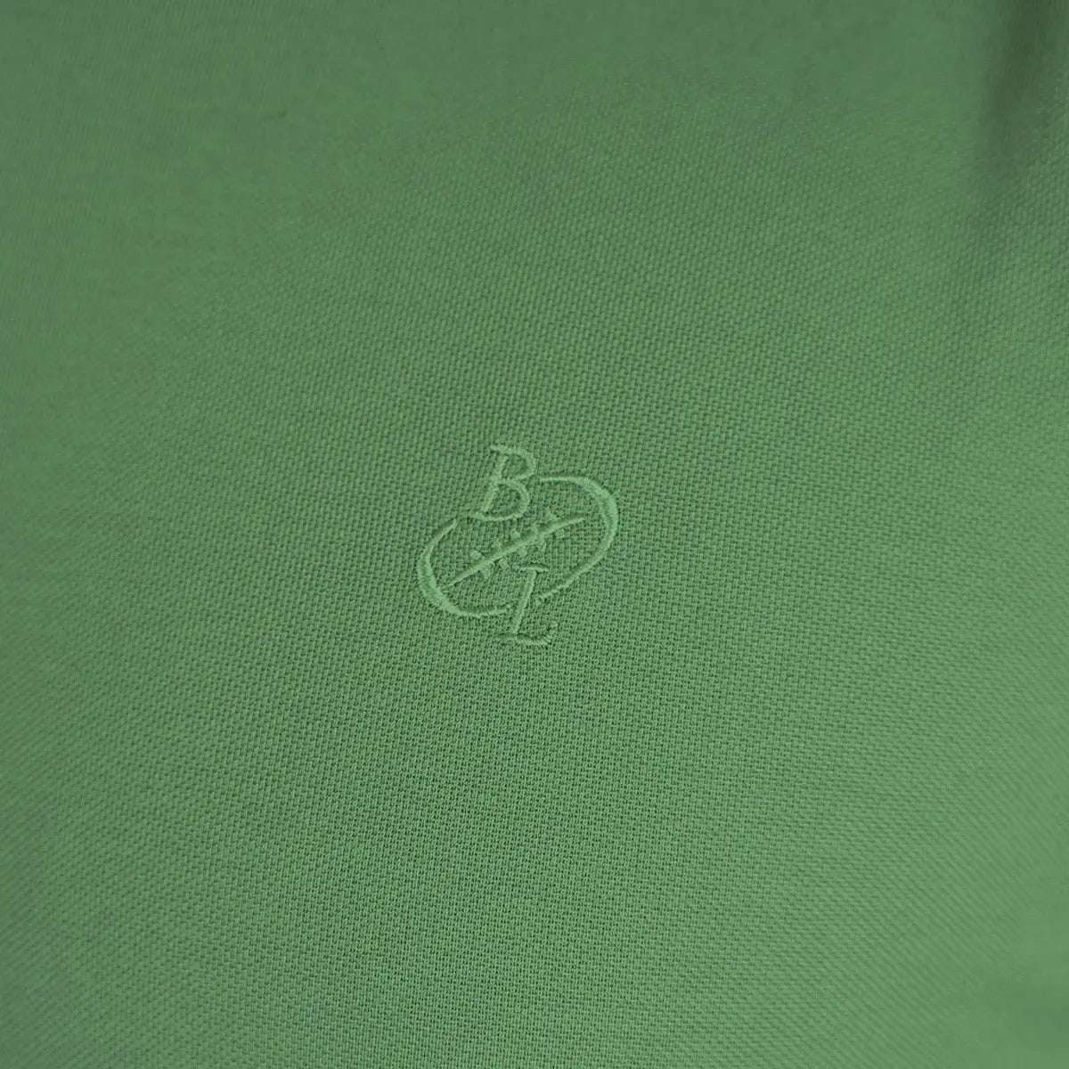 T-shirt vert col V pour homme BACK to LEGEND (zoom broderie poitrine)