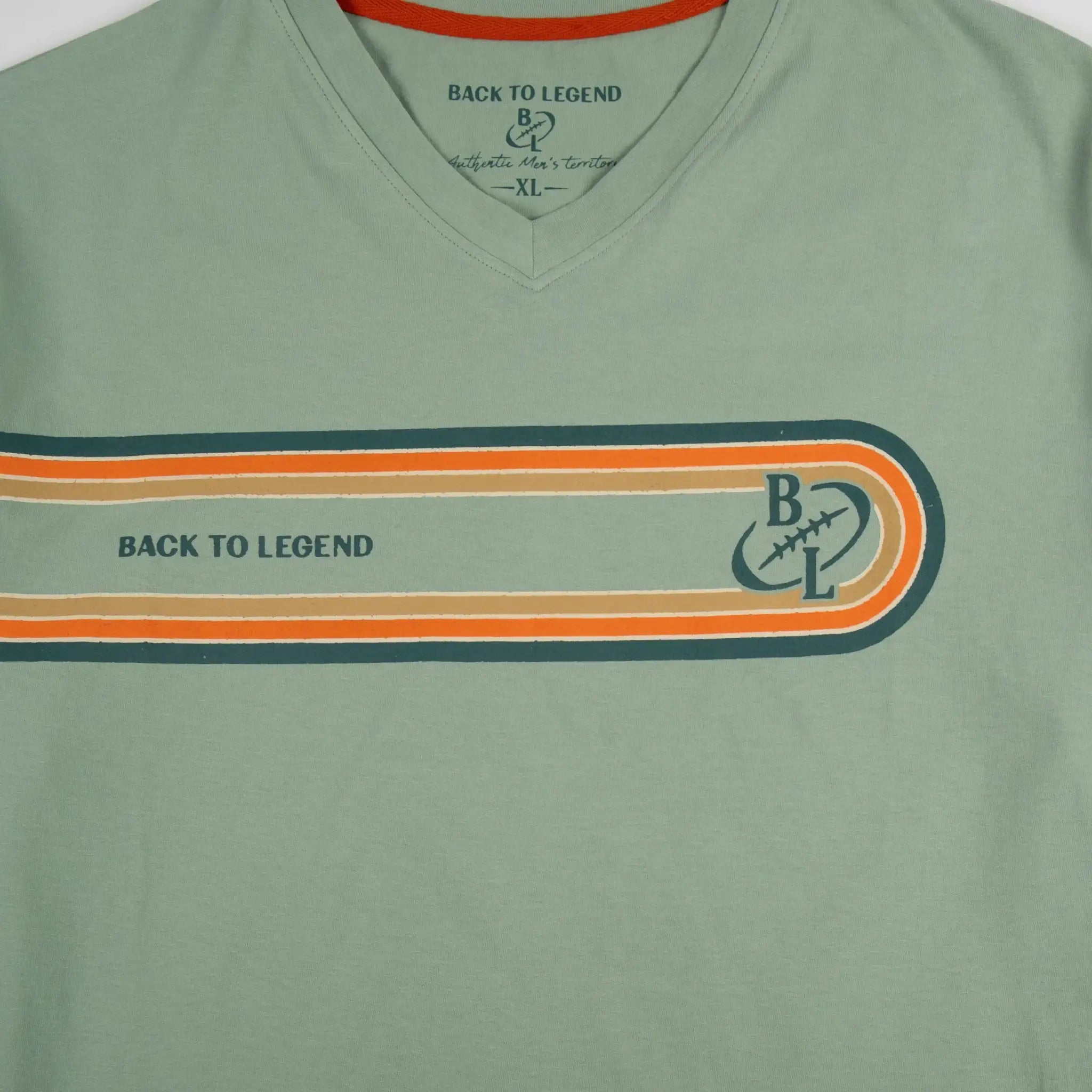 T-shirt homme vert écume col V BACK TO LEGEND (zoom poitrine et col)