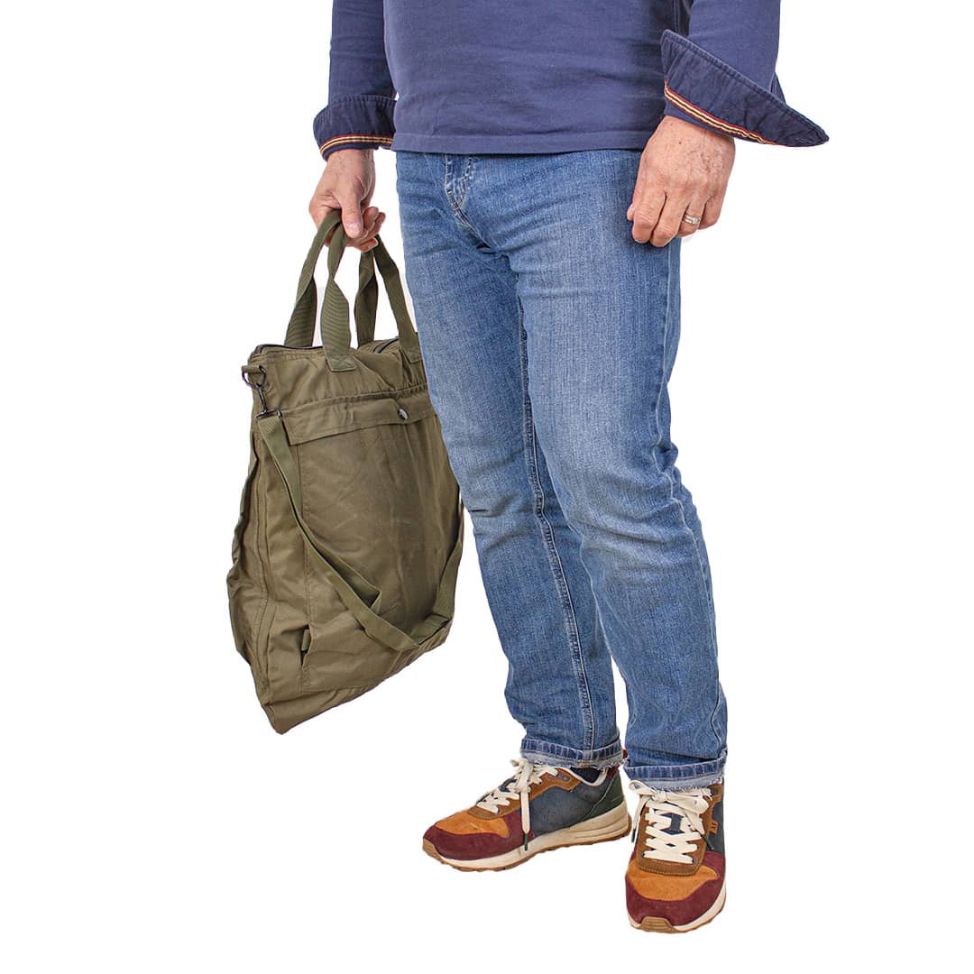 Sac baroudeur kaki Blacks Legend porté façon cabas